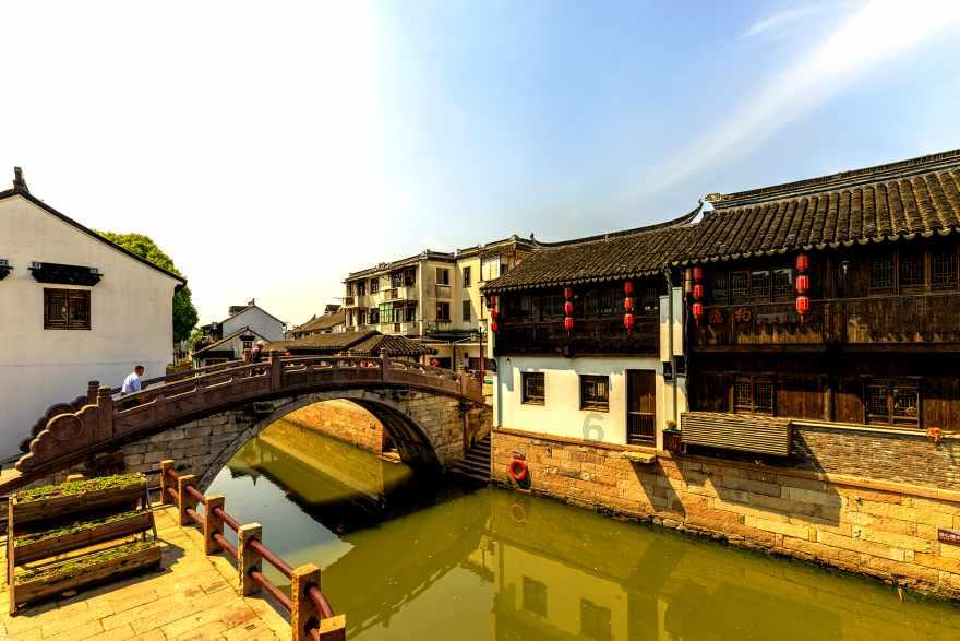 清代发现“小人国”,小人平均高度约20公分,国王的坐骑为“鸡”